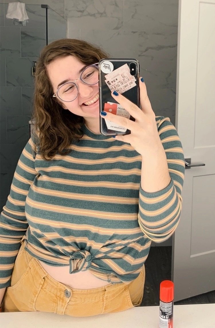 ナーディー・シック・ビューティー・T4イラー・ショウイング・ハー・スウィート・BBWカーブス・ウィズ・ア・ノーティー・スマイル 15