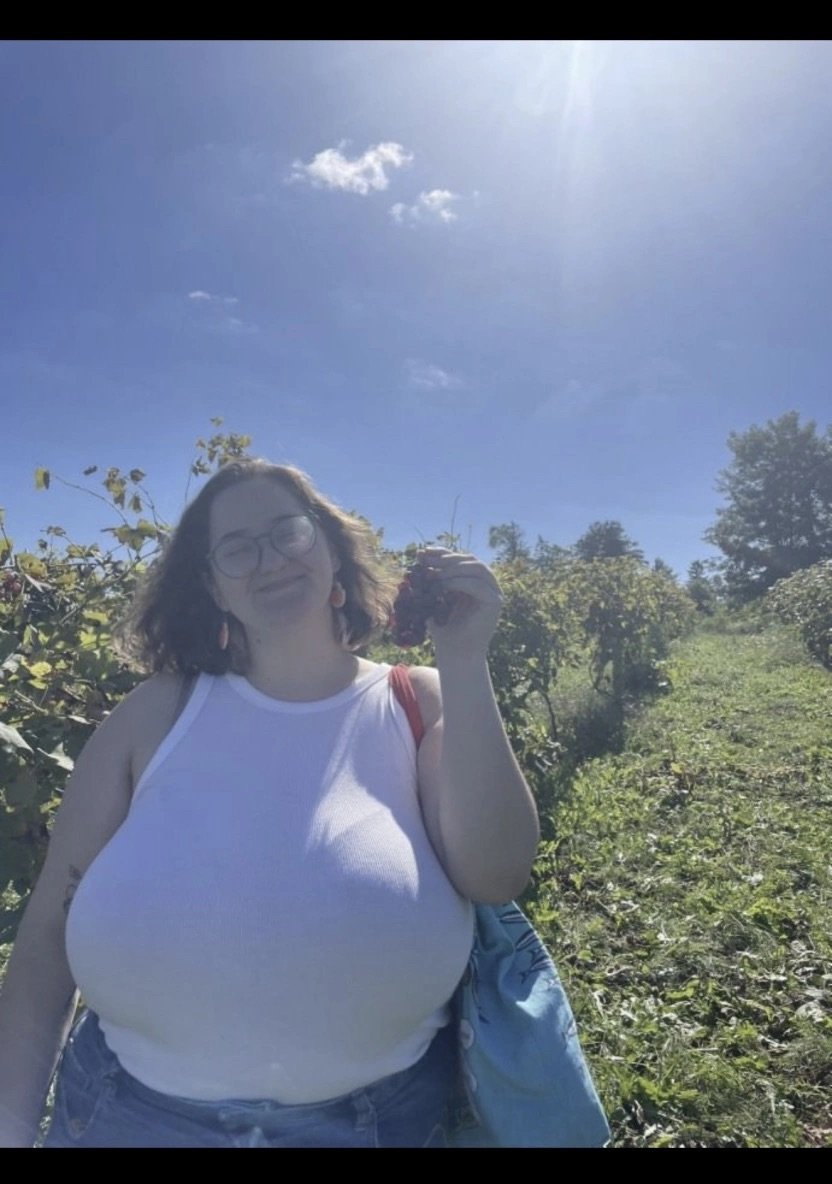 ナーディー・シック・ビューティー・T4イラー・ショウイング・ハー・スウィート・BBWカーブス・ウィズ・ア・ノーティー・スマイル 16