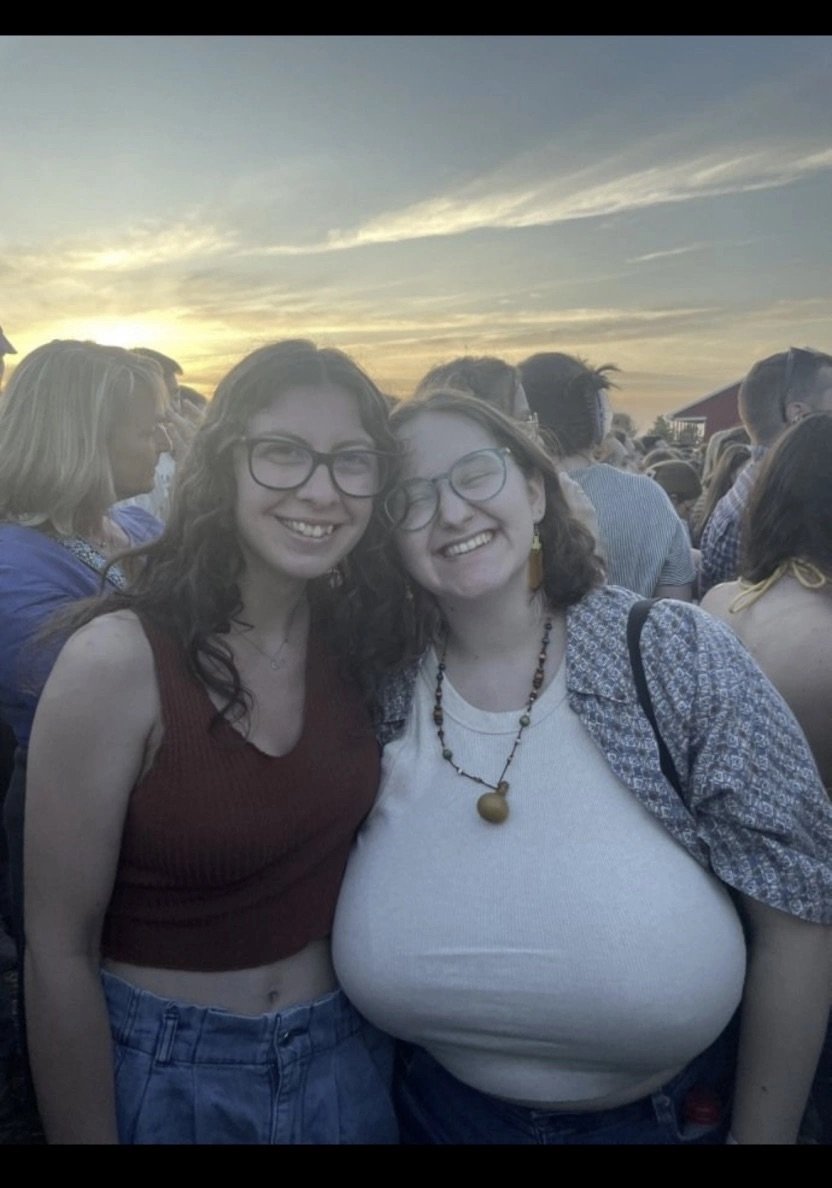 ナーディー・シック・ビューティー・T4イラー・ショウイング・ハー・スウィート・BBWカーブス・ウィズ・ア・ノーティー・スマイル 17