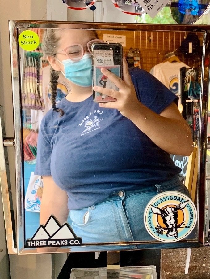 ナーディー・シック・ビューティー・T4イラー・ショウイング・ハー・スウィート・BBWカーブス・ウィズ・ア・ノーティー・スマイル 18