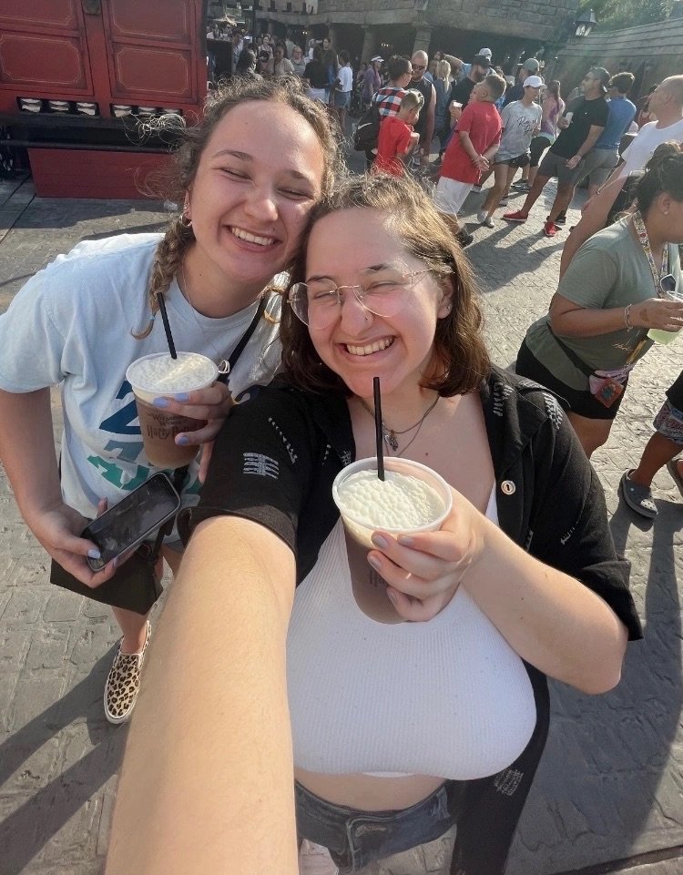 ナーディー・シック・ビューティー・T4イラー・ショウイング・ハー・スウィート・BBWカーブス・ウィズ・ア・ノーティー・スマイル 19