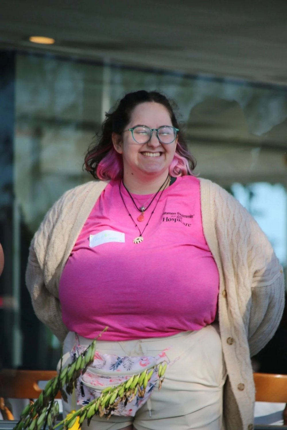 ナーディー・シック・ビューティー・T4イラー・ショウイング・ハー・スウィート・BBWカーブス・ウィズ・ア・ノーティー・スマイル 20