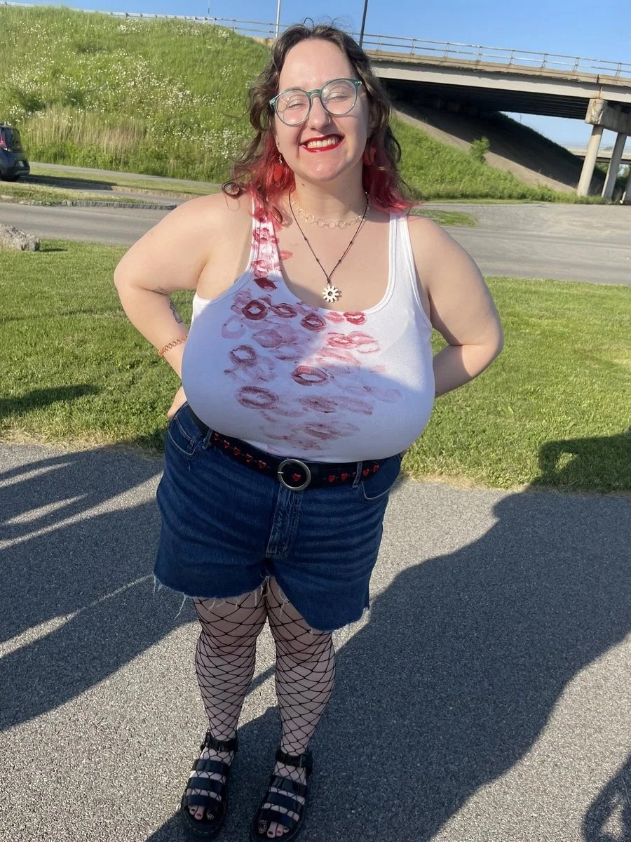 ナーディー・シック・ビューティー・T4イラー・ショウイング・ハー・スウィート・BBWカーブス・ウィズ・ア・ノーティー・スマイル 21