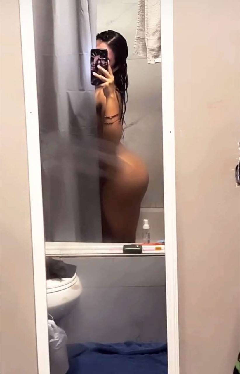 ブルネット・バディー・フラッシング・カーブス・アンド・焦らしイング・イン・ハー・ホッテスト・ティックトック・ボップス・セルフィーズ 4