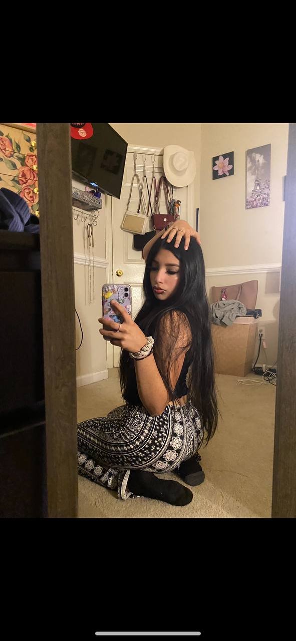 ブルネット・バディー・フラッシング・カーブス・アンド・焦らしイング・イン・ハー・ホッテスト・ティックトック・ボップス・セルフィーズ 5