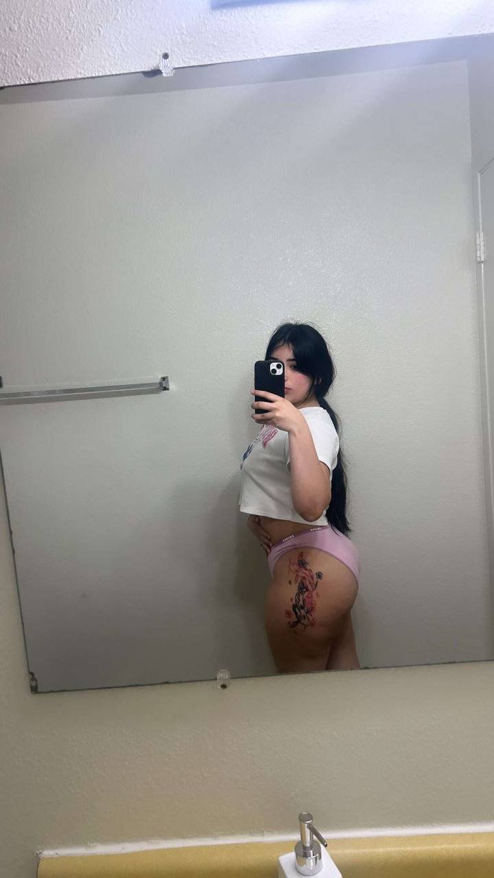 ブルネット・バディー・フラッシング・カーブス・アンド・焦らしイング・イン・ハー・ホッテスト・ティックトック・ボップス・セルフィーズ 10