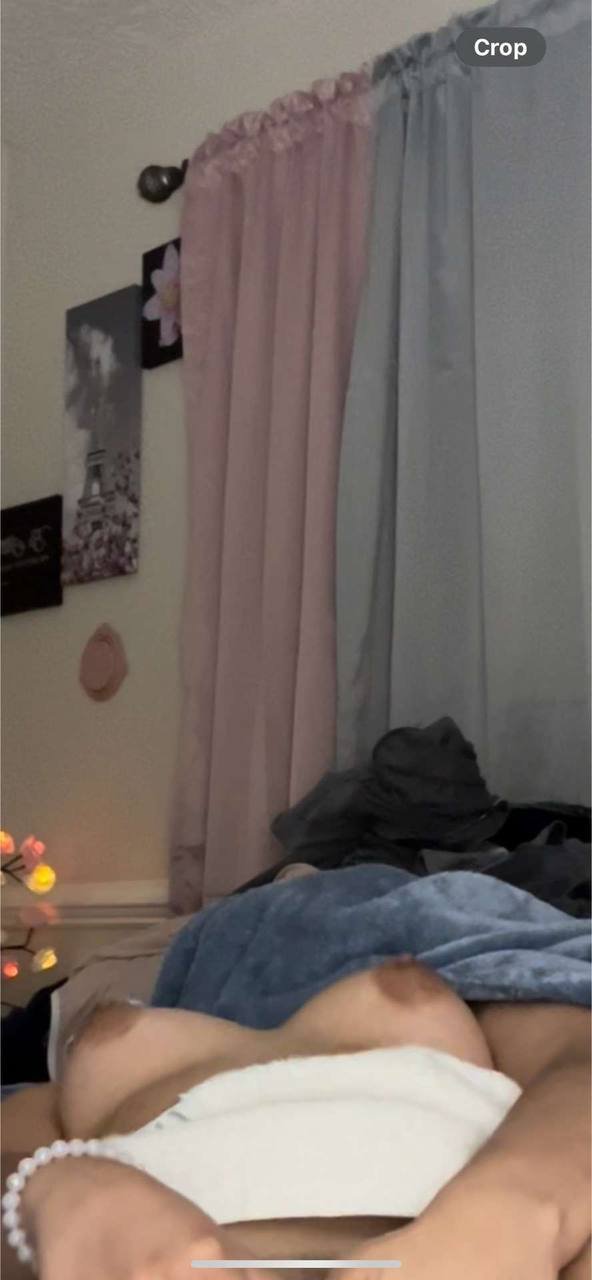 ブルネット・バディー・フラッシング・カーブス・アンド・焦らしイング・イン・ハー・ホッテスト・ティックトック・ボップス・セルフィーズ 14