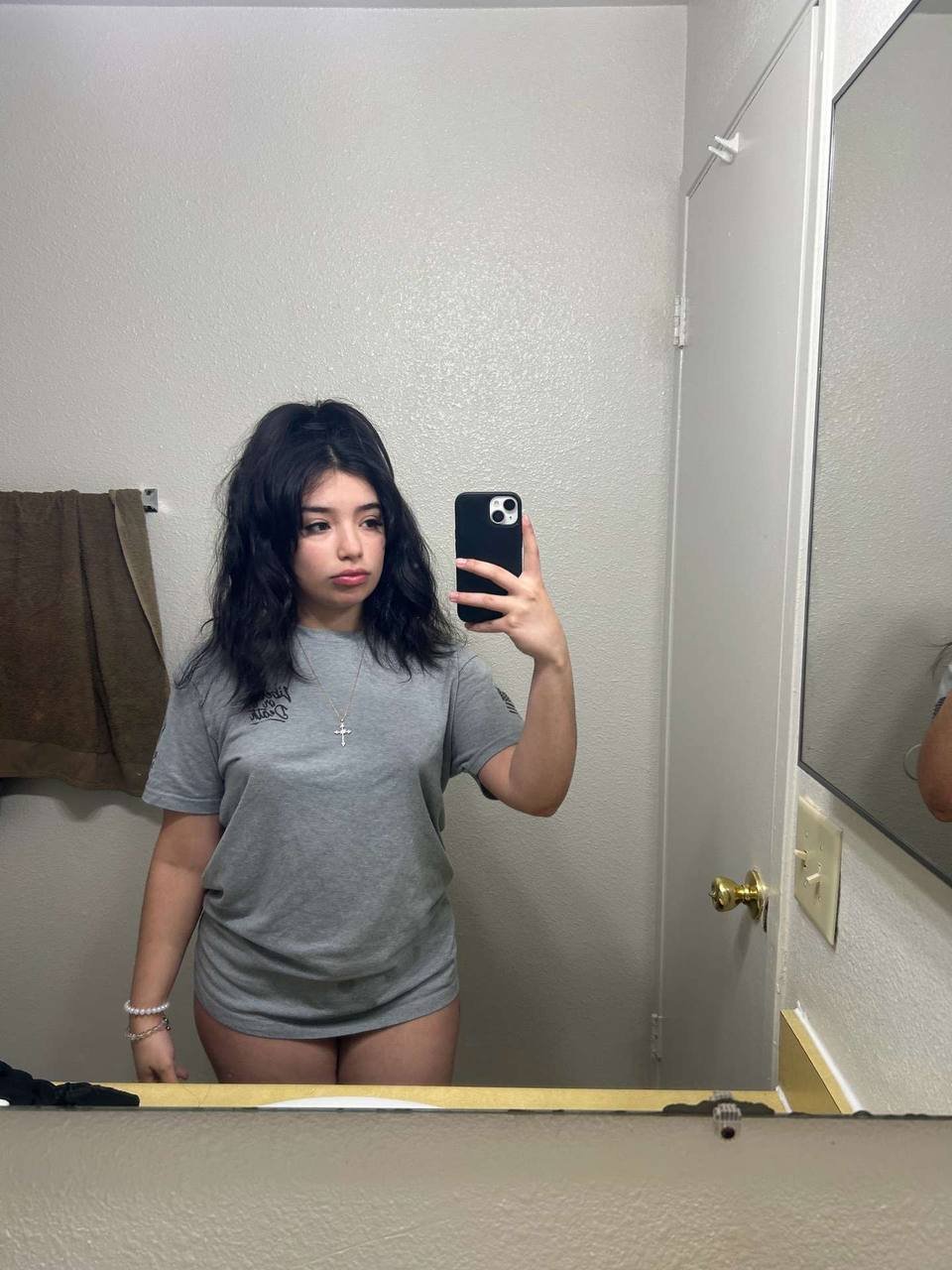 ブルネット・バディー・フラッシング・カーブス・アンド・焦らしイング・イン・ハー・ホッテスト・ティックトック・ボップス・セルフィーズ 15