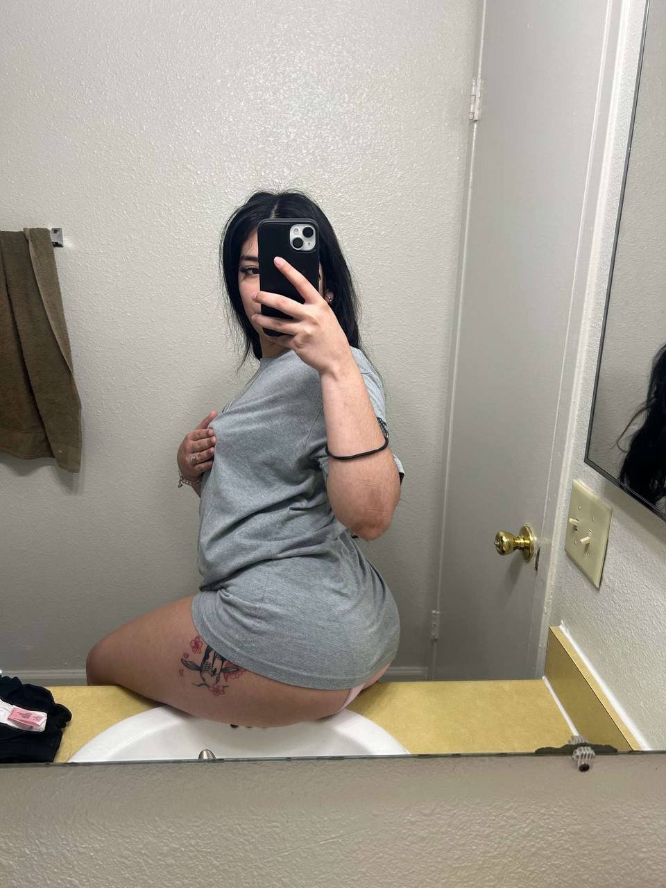 ブルネット・バディー・フラッシング・カーブス・アンド・焦らしイング・イン・ハー・ホッテスト・ティックトック・ボップス・セルフィーズ 16