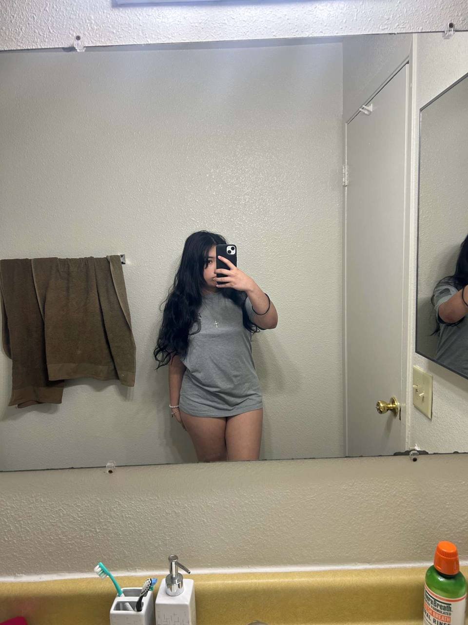ブルネット・バディー・フラッシング・カーブス・アンド・焦らしイング・イン・ハー・ホッテスト・ティックトック・ボップス・セルフィーズ 17