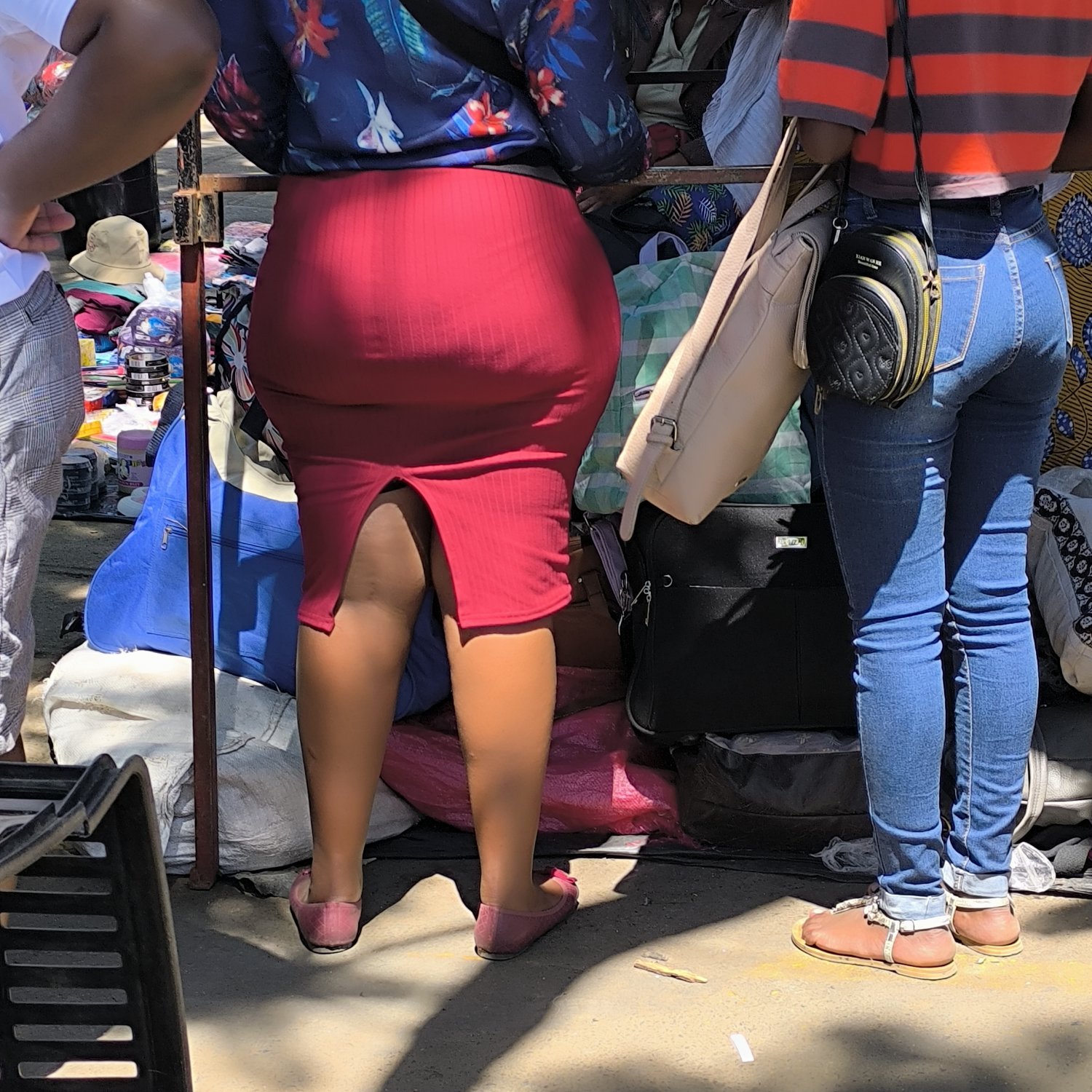 un tipo siguió y tomó fotos de su buttlock tanto 1