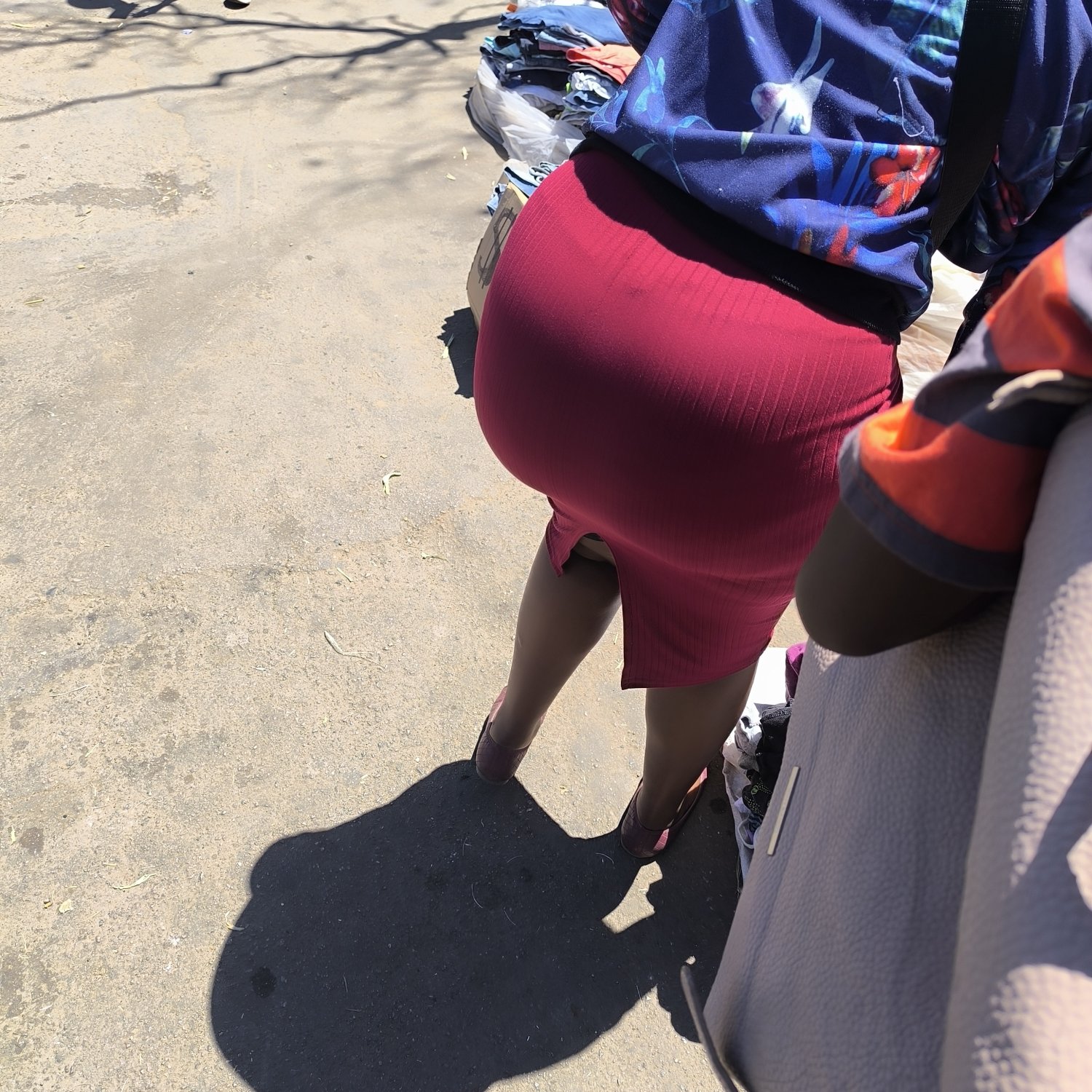 un tipo siguió y tomó fotos de su buttlock tanto 2