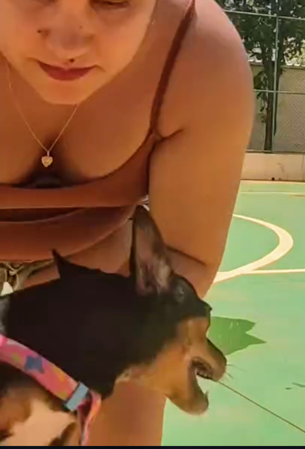 シック・サイズ・オン・ディスプレイ・アズ・ア・セクシー・ラティーナ・ストラッツ・アラウンド・ザ・コート・イン・タイニー・ショーツ・ウィズアウト・ア・ケア 3