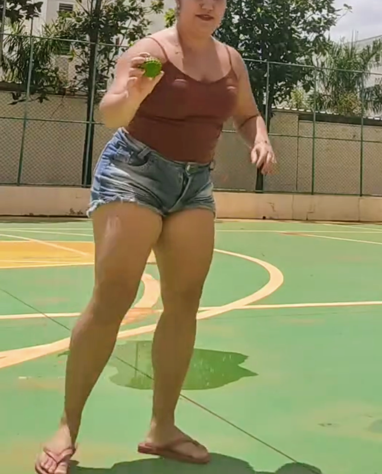 シック・サイズ・オン・ディスプレイ・アズ・ア・セクシー・ラティーナ・ストラッツ・アラウンド・ザ・コート・イン・タイニー・ショーツ・ウィズアウト・ア・ケア 4