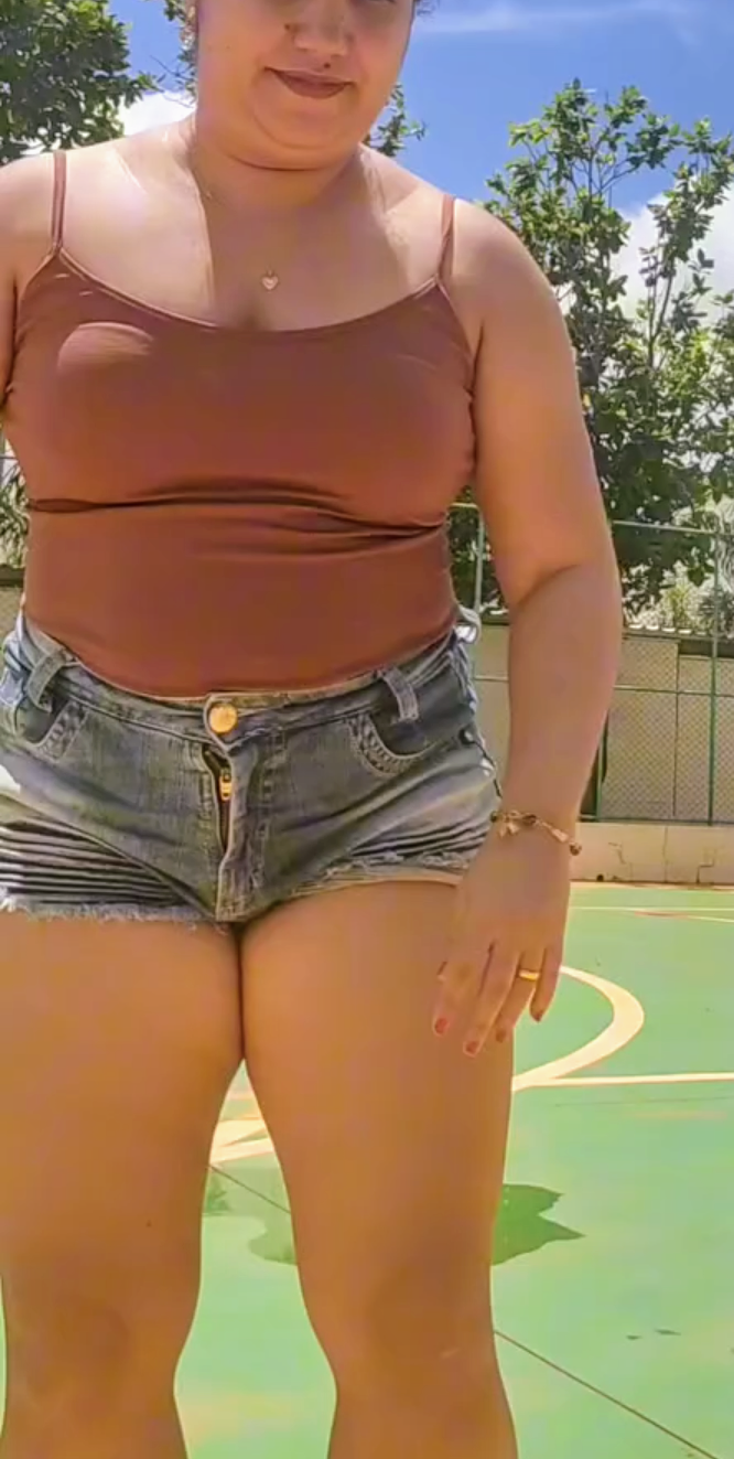 シック・サイズ・オン・ディスプレイ・アズ・ア・セクシー・ラティーナ・ストラッツ・アラウンド・ザ・コート・イン・タイニー・ショーツ・ウィズアウト・ア・ケア 5