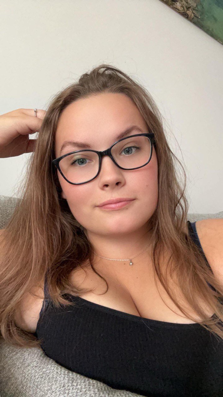 Midlands webslut Chloe showing her amateur girlfriend body to strangers 4