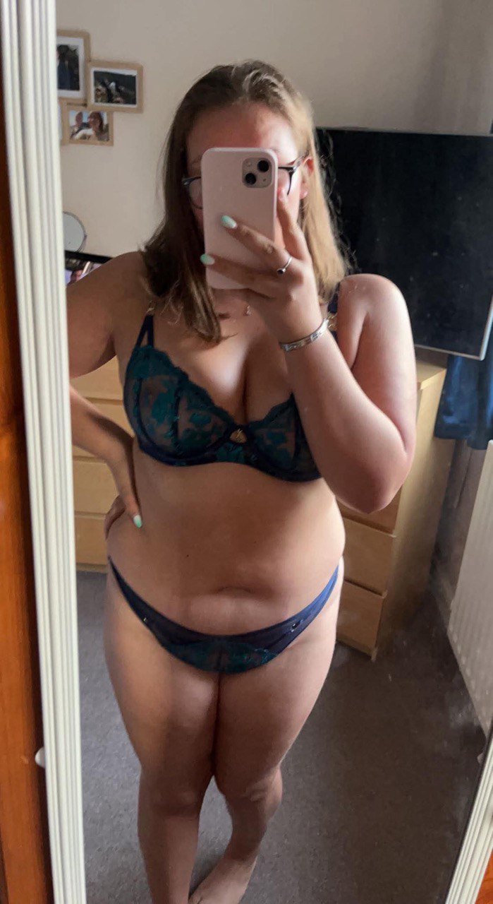 Midlands webslut Chloe showing her amateur girlfriend body to strangers 7