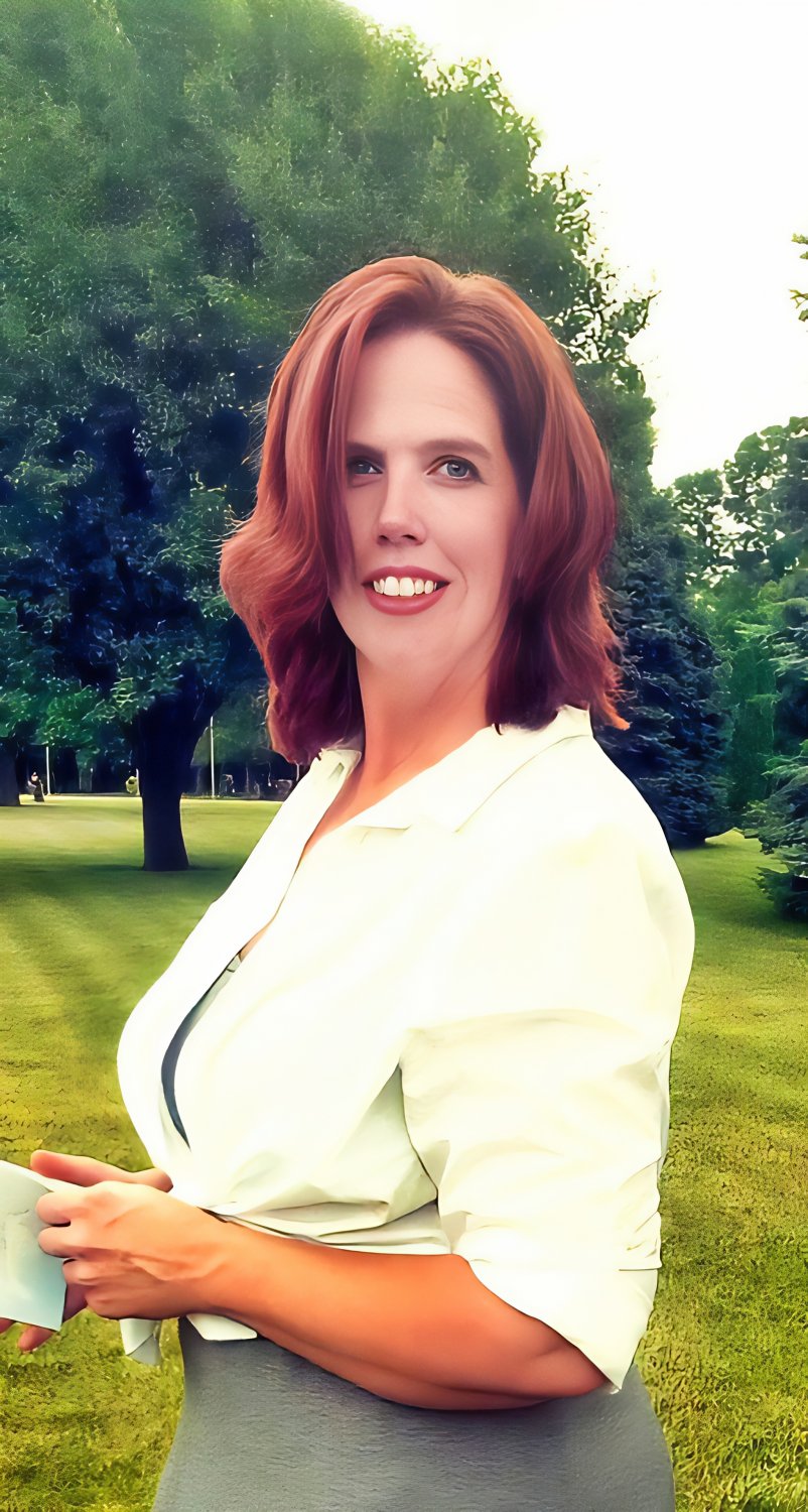 Mature webslut flaunts her big ass and irresistible sexy face begging for attention 1