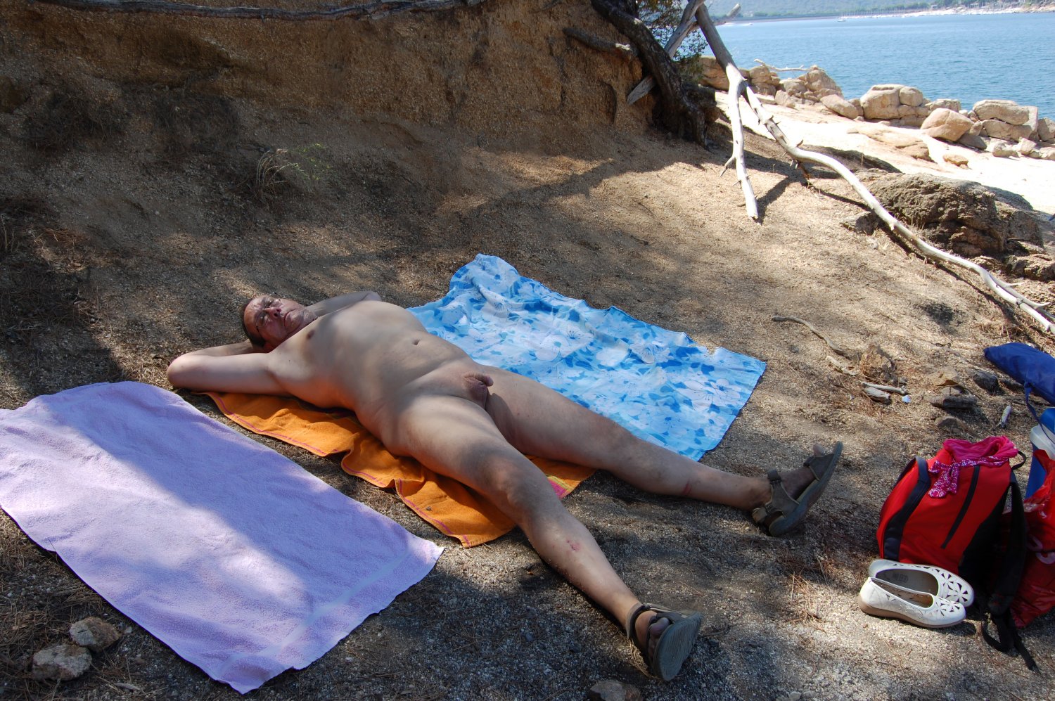 Rapariga nudista com cona quente num pântano. 7