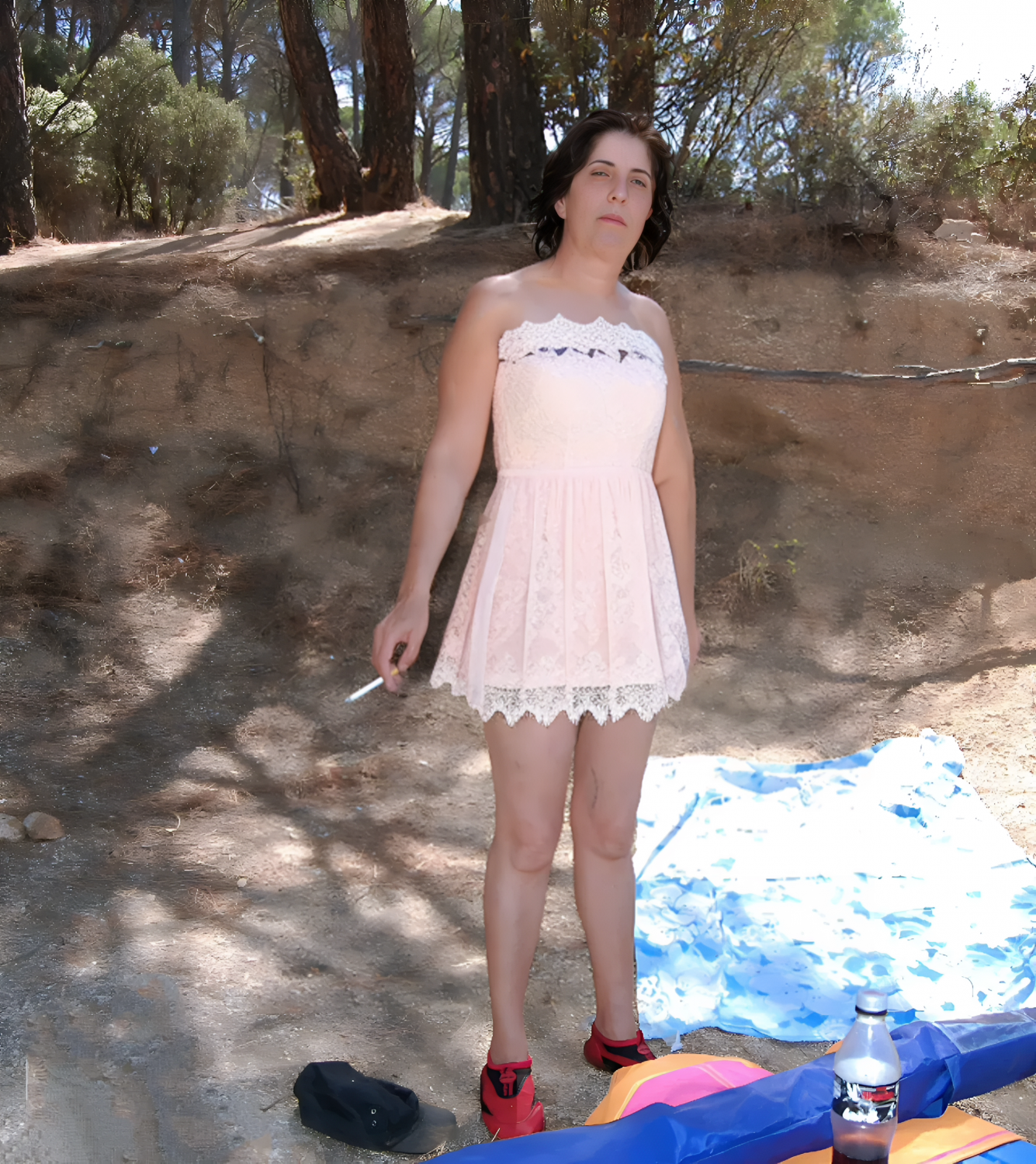 Rapariga nudista com cona quente num pântano. 15