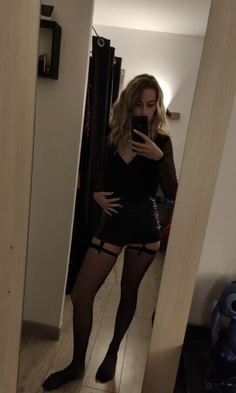 Amateur French Babe Moans Wildly As She Gets Taken Hard 10