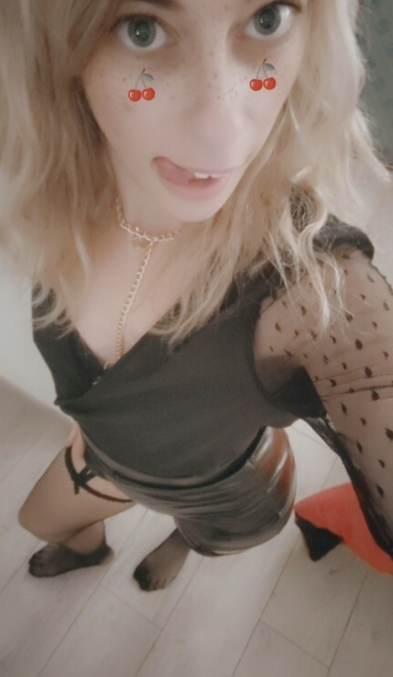 Amateur French Babe Moans Wildly As She Gets Taken Hard 13