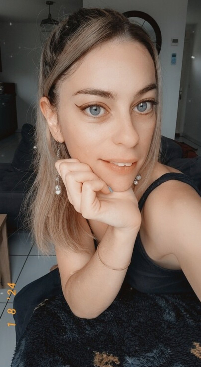 Amateur French Babe Moans Wildly As She Gets Taken Hard 16