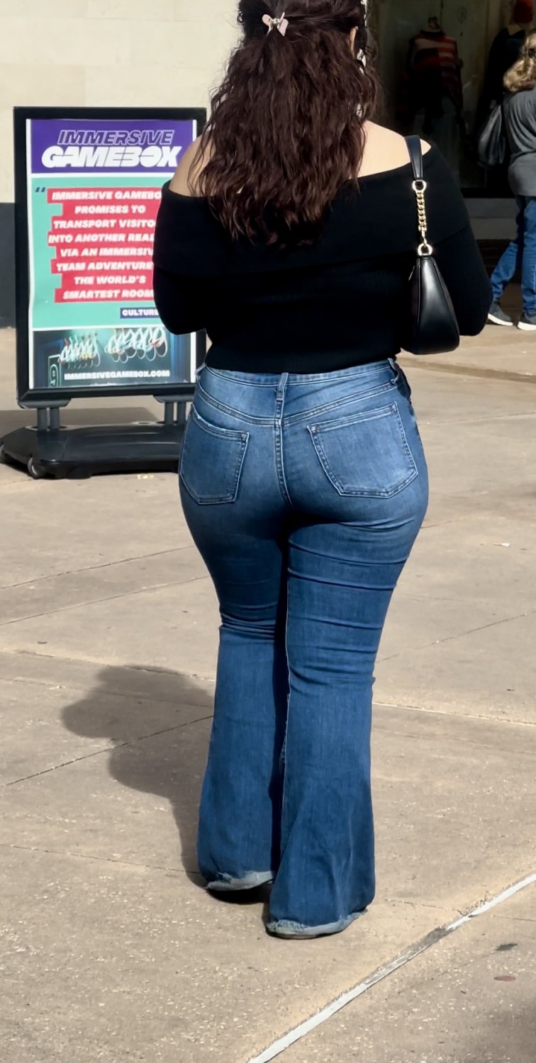 Snowbunny PAWG Babe With A Perfect Buttocks Captured In A Juicy Candid 1