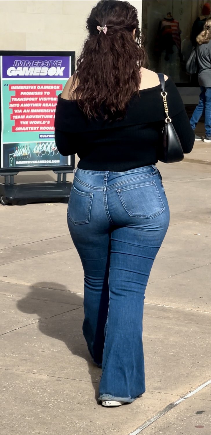 Snowbunny PAWG Babe With A Perfect Buttocks Captured In A Juicy Candid 2