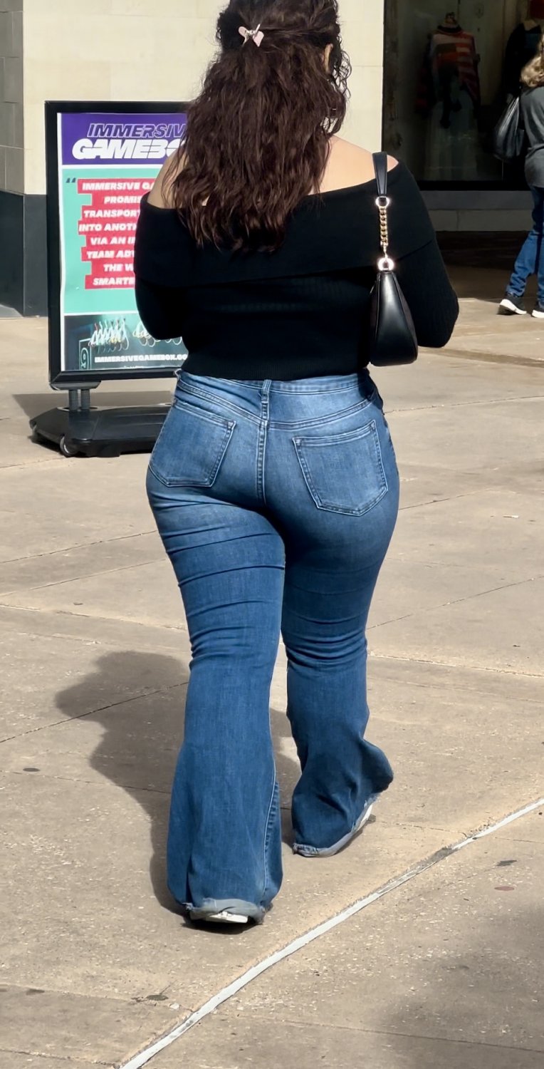 Snowbunny PAWG Babe With A Perfect Buttocks Captured In A Juicy Candid 3