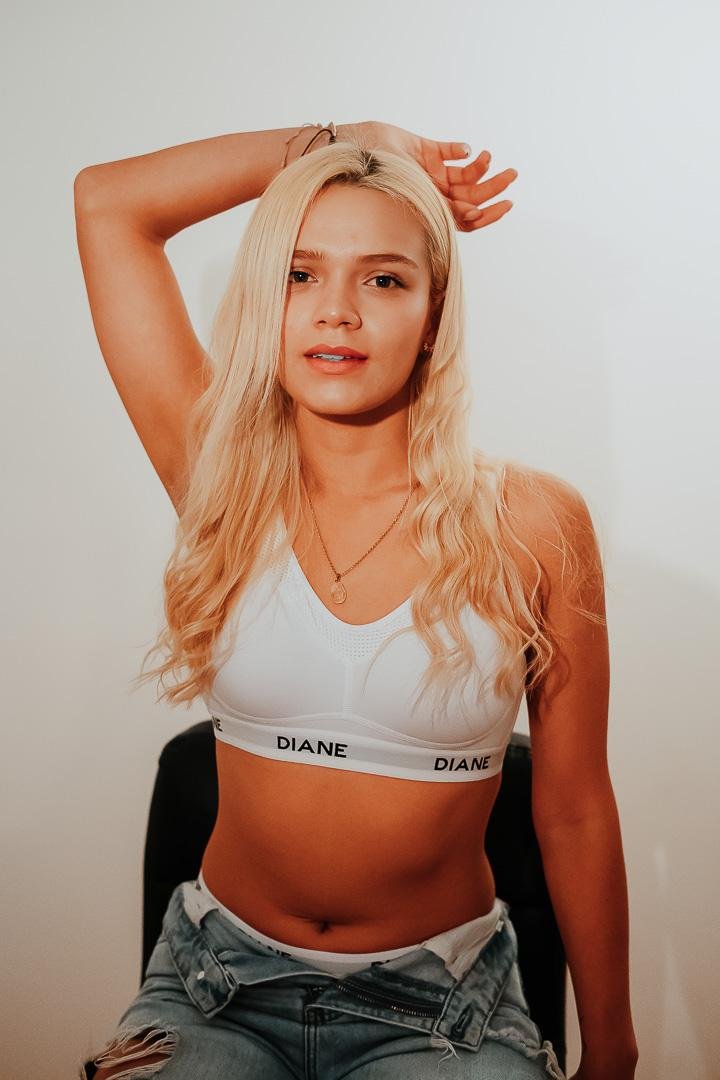 Amateur Natural Blonde Babe Gets Wild Like A True Naughty Slut 1