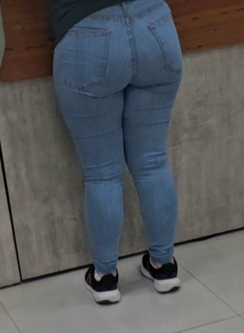 Chubby Girl’s Big Butt Caught In A Tight Pair Of Jeans 2