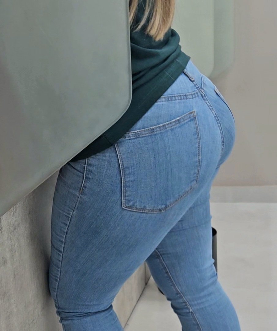 Chubby Girl’s Big Butt Caught In A Tight Pair Of Jeans 4