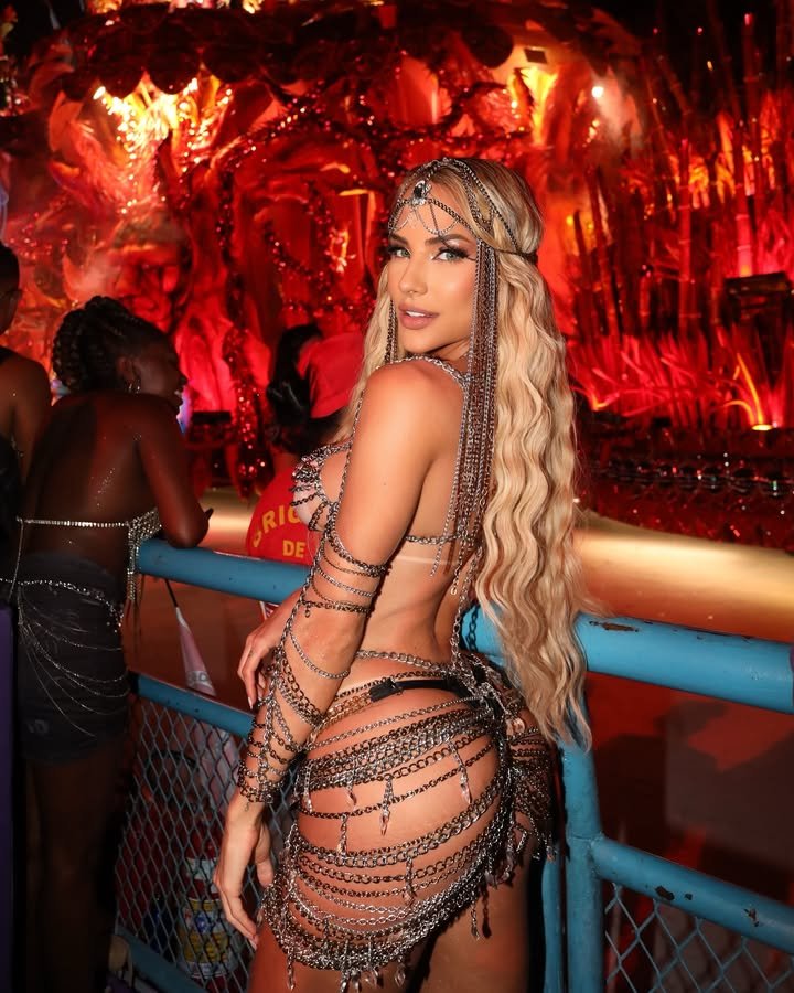 セクシー・ミルフ・モデル・ガビ・マルティンス・スナップス・ア・セダクティブ・セルフィー 83