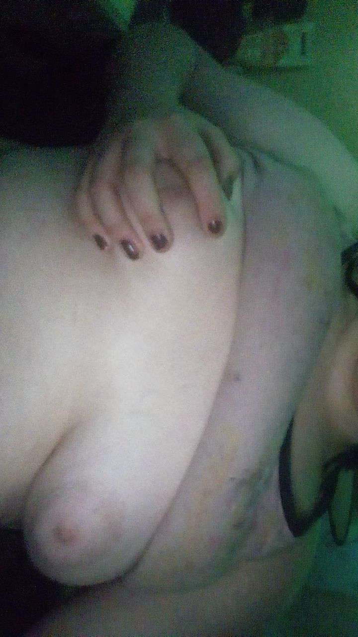 Exposed Floozy Shows Off Her Juicy Curves And Naughty Smirk 5