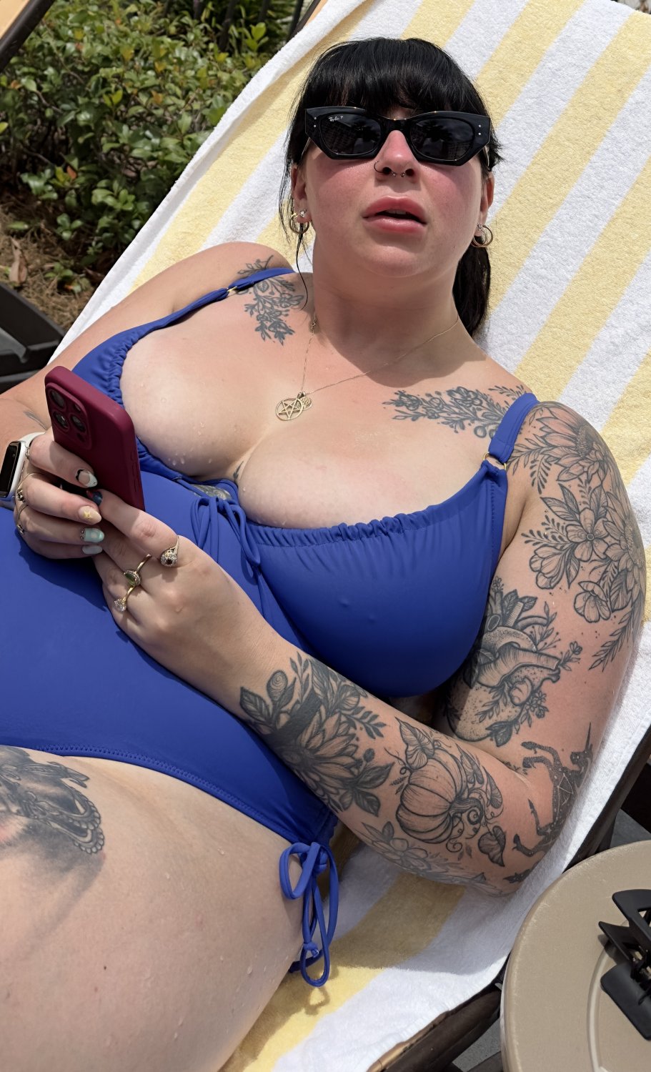 ゴス・ベイブ・ウィズ・ビッグ・ティッツ・コート・イン・ア・ホット・ビキニ・キャンディッド・モーメント 1