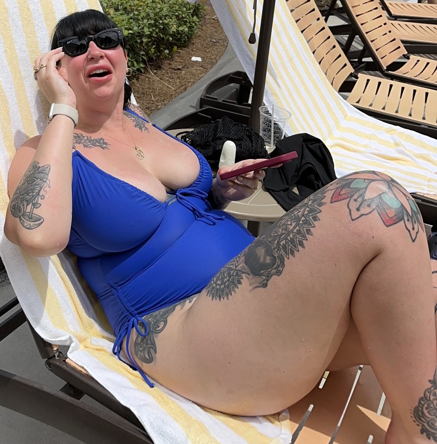 ゴス・ベイブ・ウィズ・ビッグ・ティッツ・コート・イン・ア・ホット・ビキニ・キャンディッド・モーメント 3