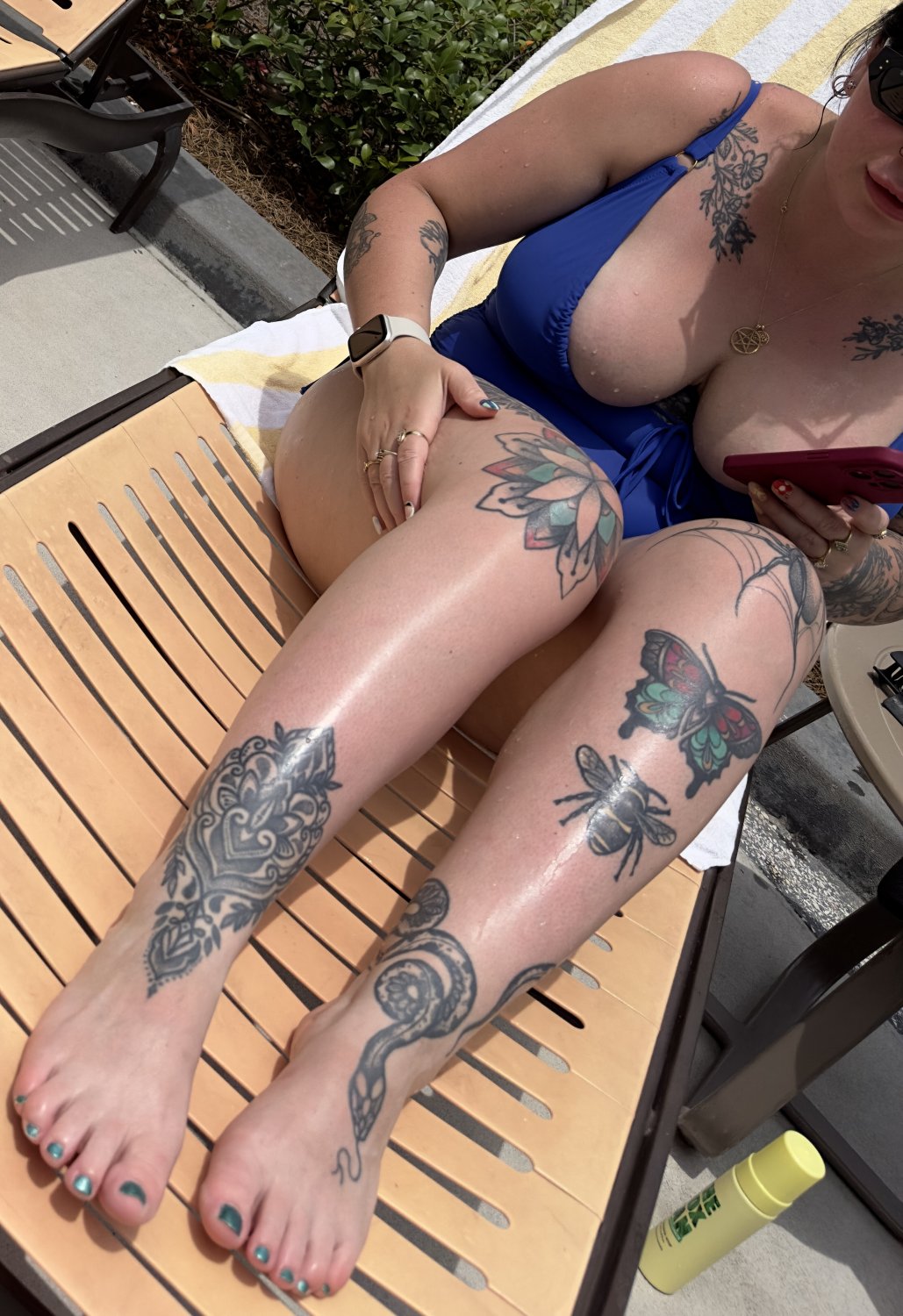 ゴス・ベイブ・ウィズ・ビッグ・ティッツ・コート・イン・ア・ホット・ビキニ・キャンディッド・モーメント 5