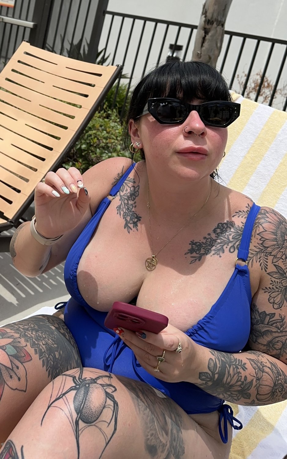 ゴス・ベイブ・ウィズ・ビッグ・ティッツ・コート・イン・ア・ホット・ビキニ・キャンディッド・モーメント 6