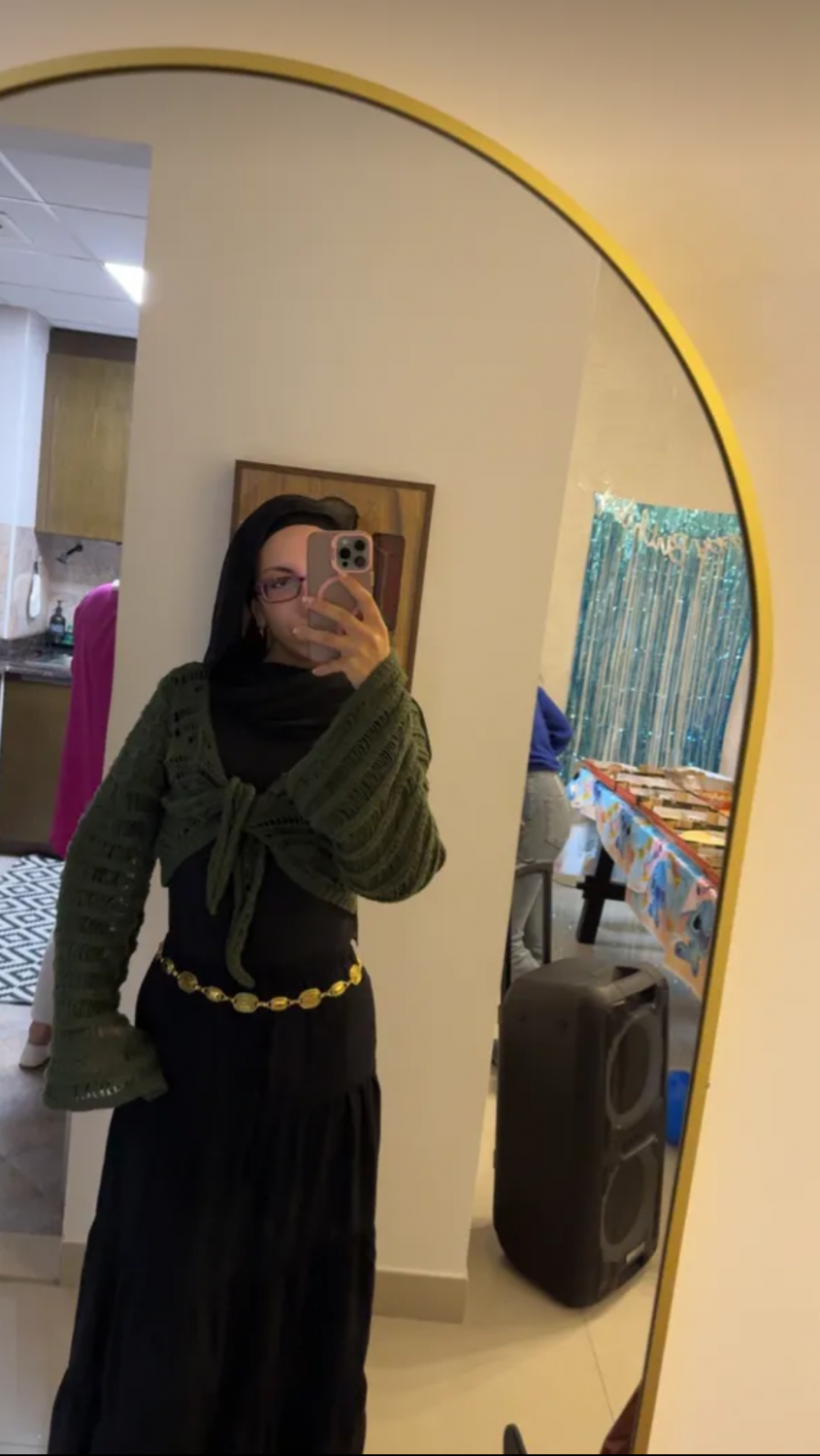 Hourglass Hijabi Girl Teases In Mirror Selfies ???? 2