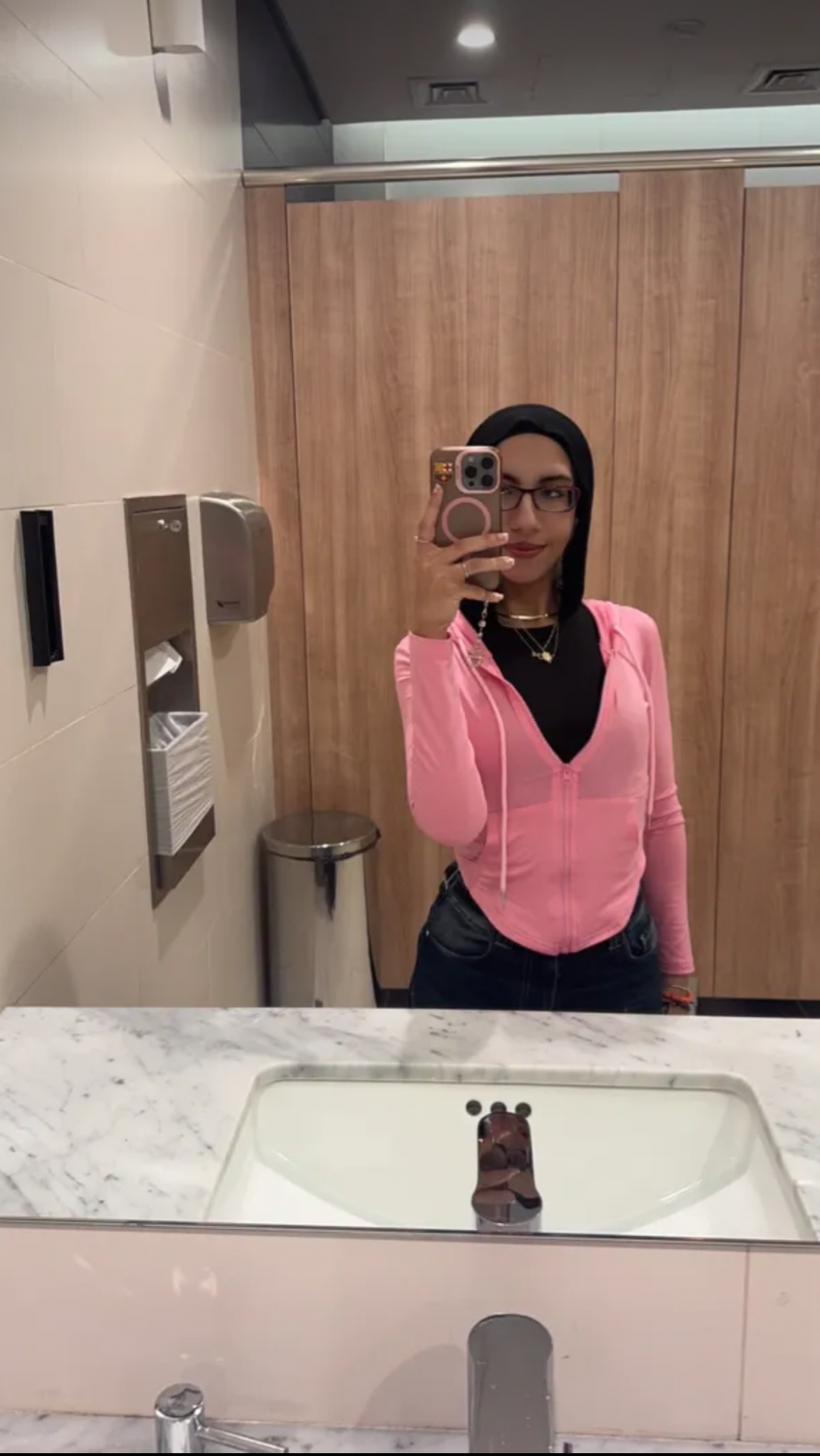 Hourglass Hijabi Girl Teases In Mirror Selfies ???? 4