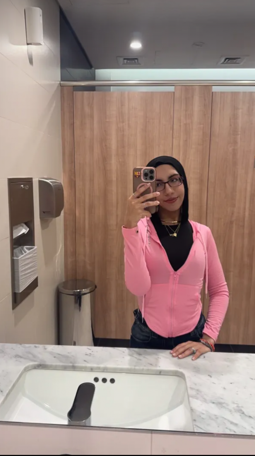 Hourglass Hijabi Girl Teases In Mirror Selfies ???? 6