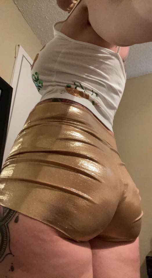 Brooke The Bosomy Fiancé Takes Cumshowers On Her Face 4