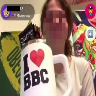 Extraño adolescente flash tetas para masturbarse extraño en OmegleSluts 2