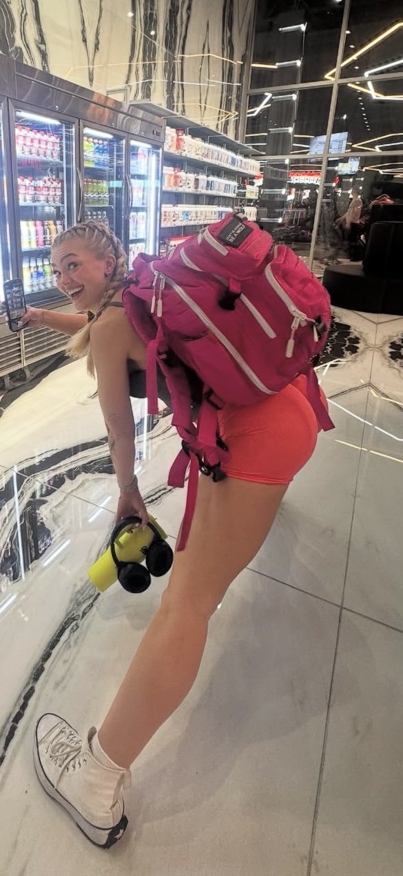 ブロンド・フリーク・イン・セルフィー・モード — ソー・キュート・ユー・ワナ・ルイン・ハー 5