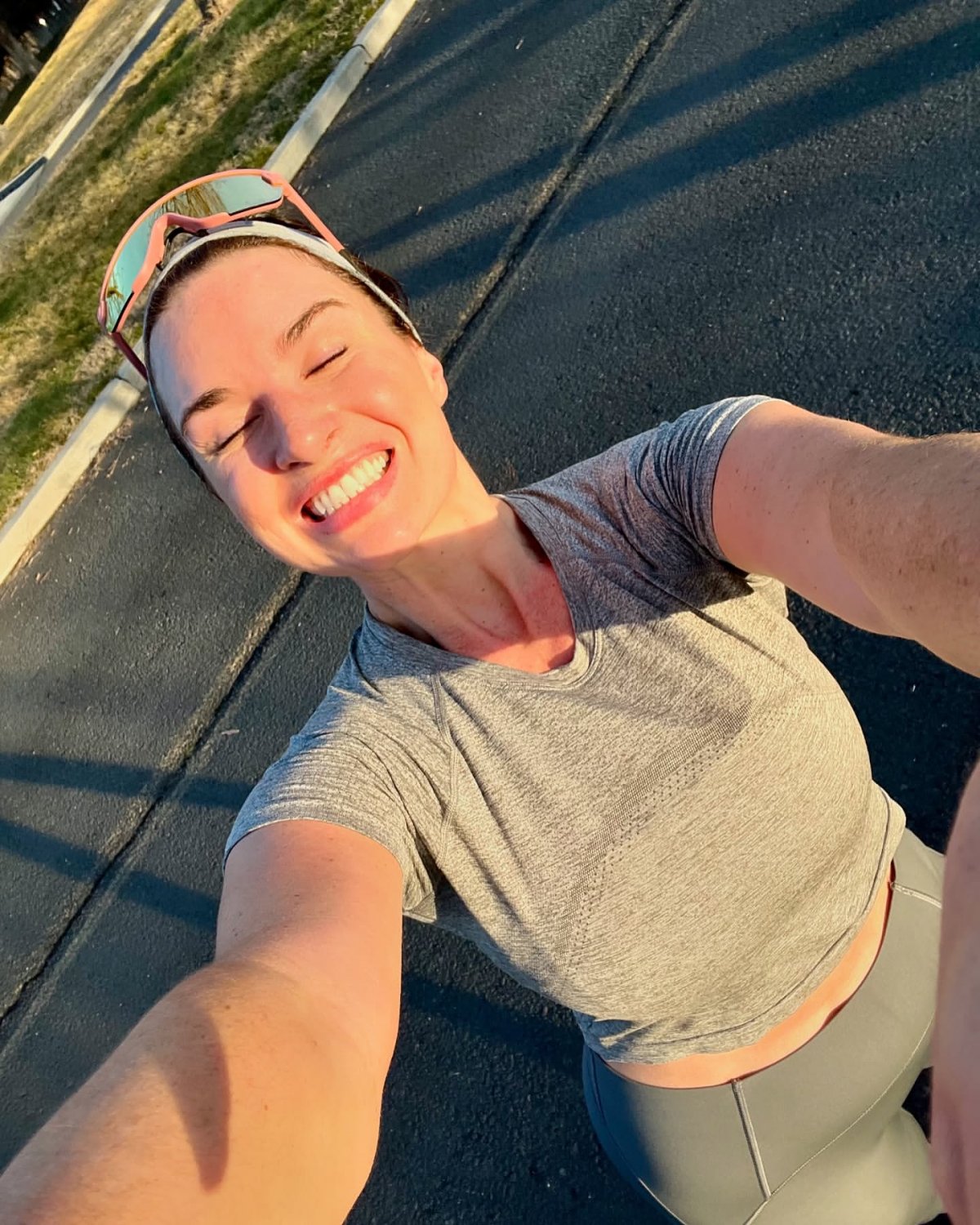 スマイリング・スラット・アフター・ファイブ・マイルズ・オブ・ディック・ライディング 1