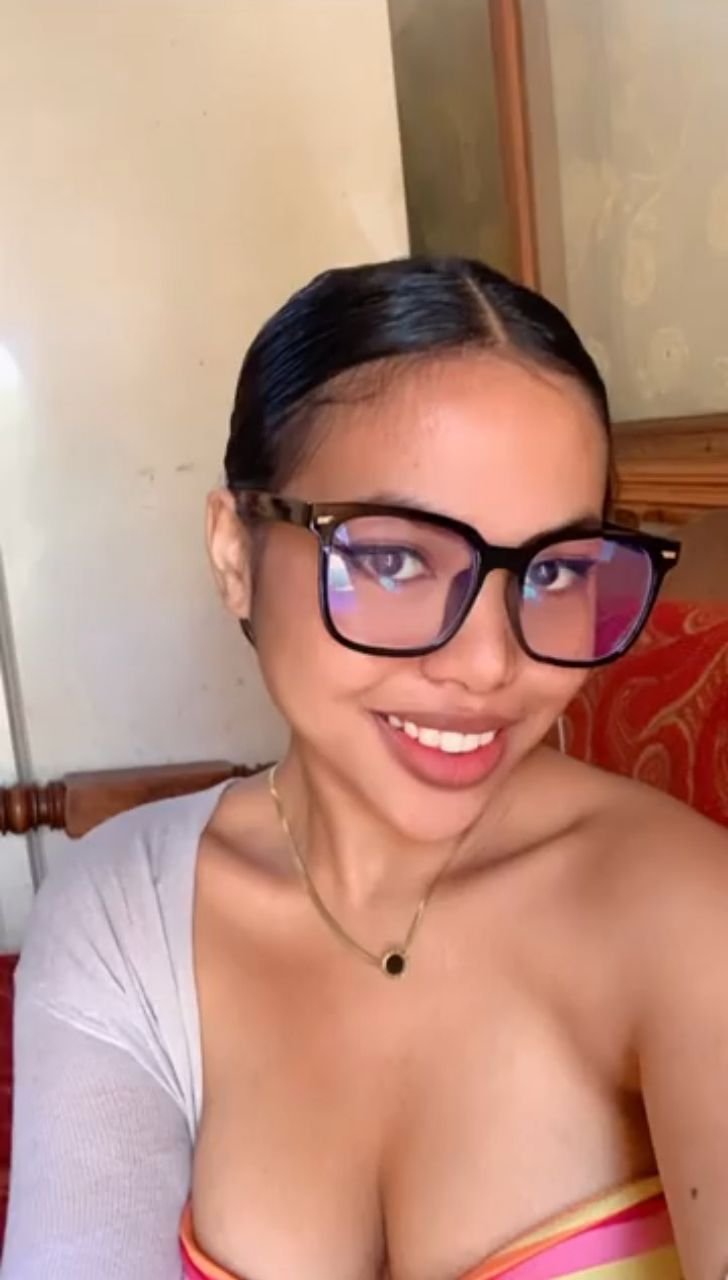 Cute Malgache Babe Showing That Sweet Pussy 2