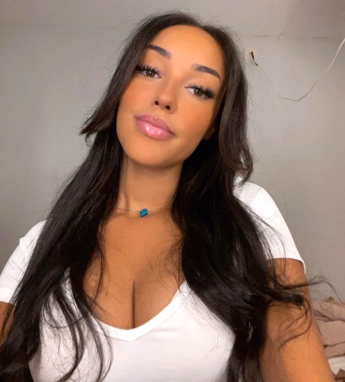 Arab Babe Spreading That Fuckable Body 1