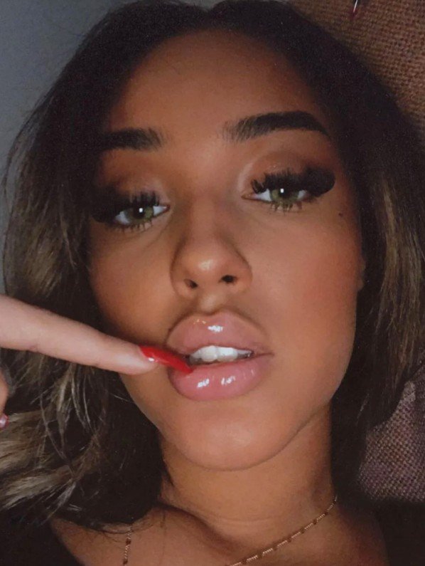 Arab Babe Spreading That Fuckable Body 5