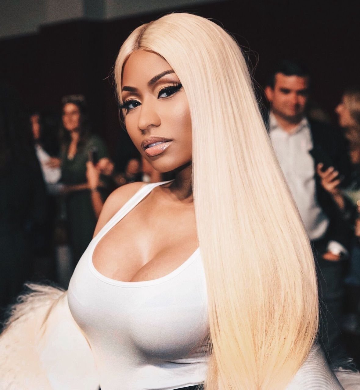 Nicki Minaj Lookalike Showing Off Her Juicy Curves 51